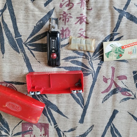 Vintage White Magic Key Buttonholer - Picture 13 of 16